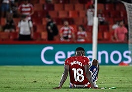 Martin Hongla lamenta la derrota sufrida ante el Deportivo en Los Cármenes este curso.