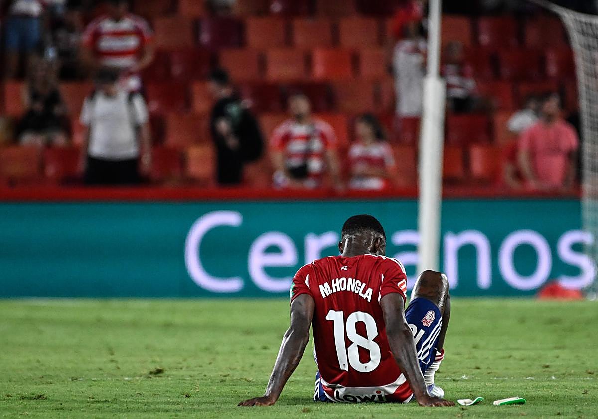 Martin Hongla lamenta la derrota sufrida ante el Deportivo en Los Cármenes este curso.