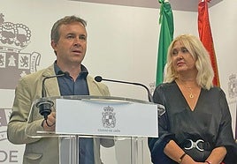 El alcalde, Julio Millán, junto a María Espejo, en rueda de prensa.