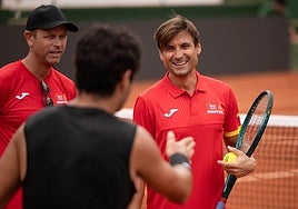 Maxi Ritacco, a la izquierda, conversa con el capitán David Ferrer y Jaume Munar, de espaldas.