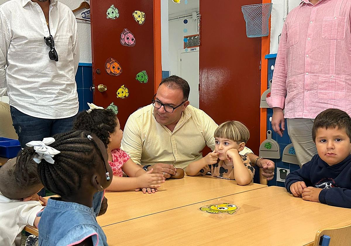 Visita del alcalde de Almuñécar a un centro educativo el primer día del curso.