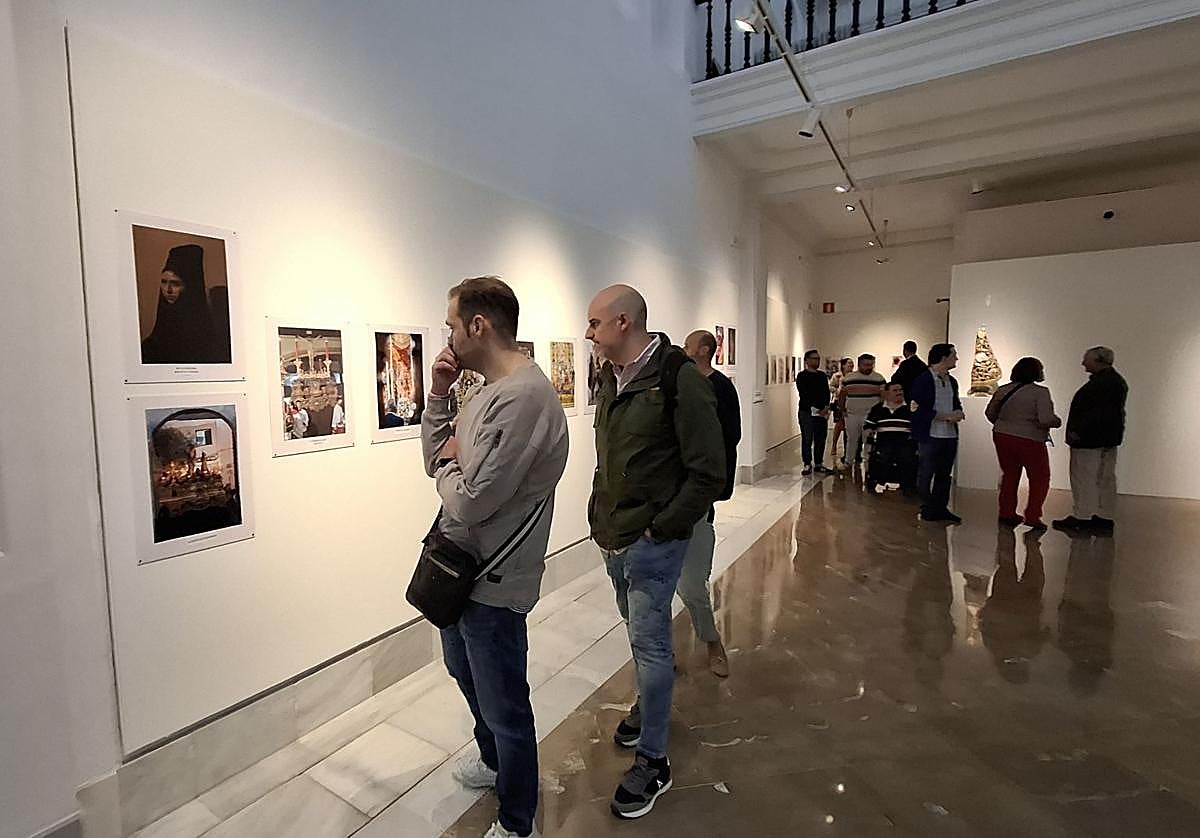 Exposición de fotografías de la Semana Santa de Granada presentadas en el último concurso.