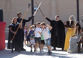 El CEIP Las Mimbres de Maracena ha realizado una gran bienvenida a sus alumnos basada en Juego de Tronos.