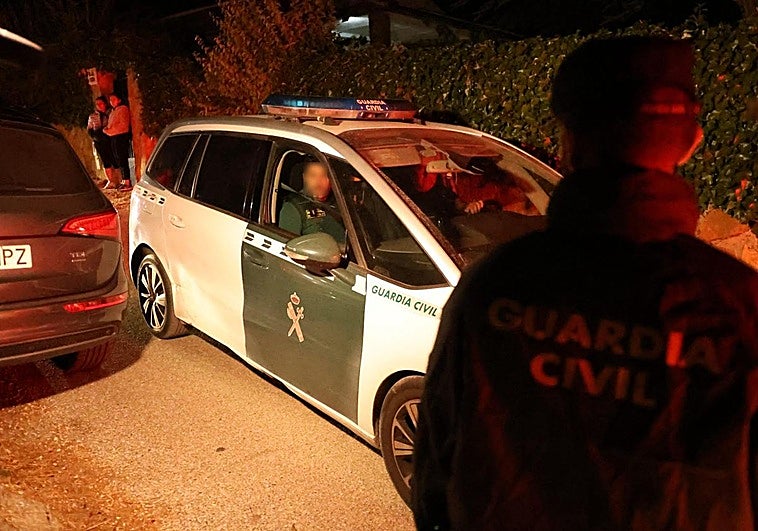 Vehículo de la Guardia Civil en el que presuntamente trasladaron al detenido esta madrugada.