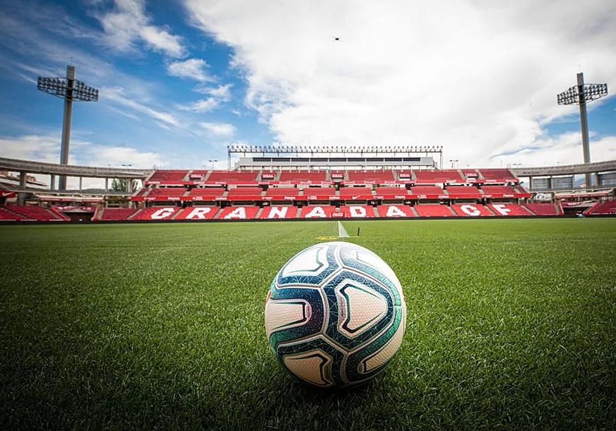El estadio de Los Cármenes, a pie de césped.