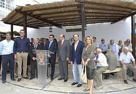 Políticos y vecinos cuando la Diputación reformó y mejoró la Fuente del Vino de Cádiar