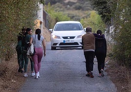 Familiares de la víctima en las inmediaciones de la vivienda donde está el atrincherado.