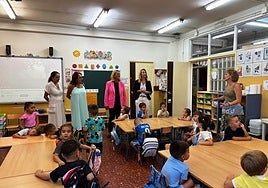 Visita de la alcaldesa de Motril a un centro educativo el primer día del curso