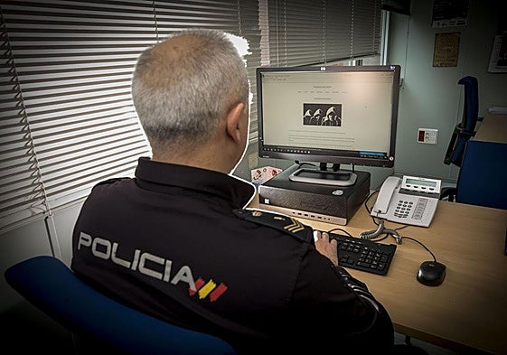 Imagen de archivo de trabajos de investigación por internet.