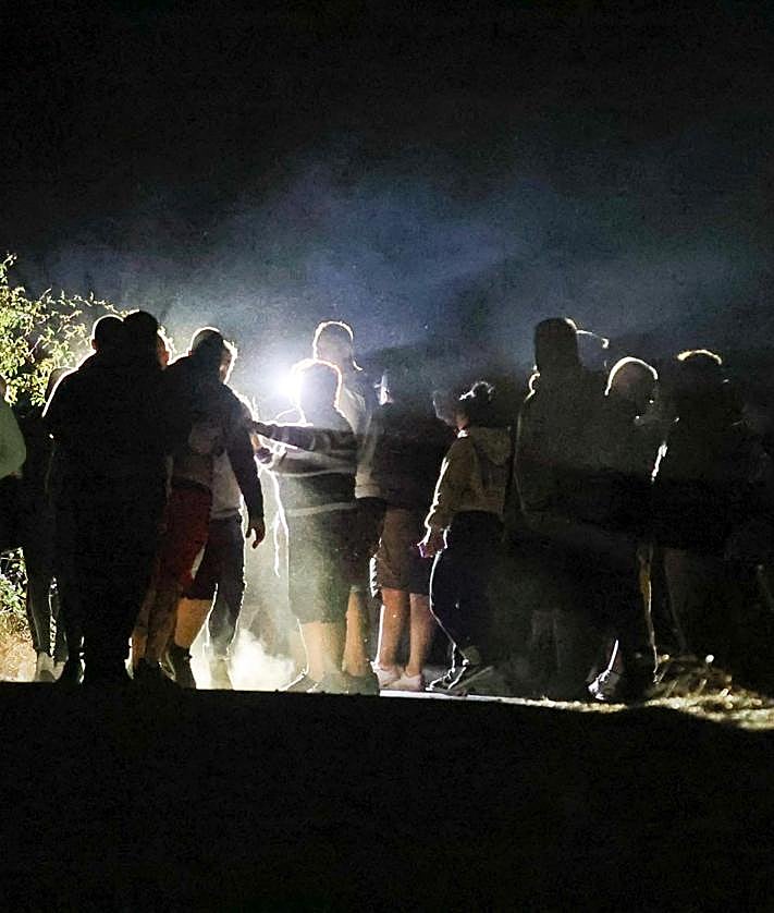 Imagen secundaria 2 - Momentos de tensión tras la liberación. En la segunda imagen, la ambulancia abandonando el lugar.