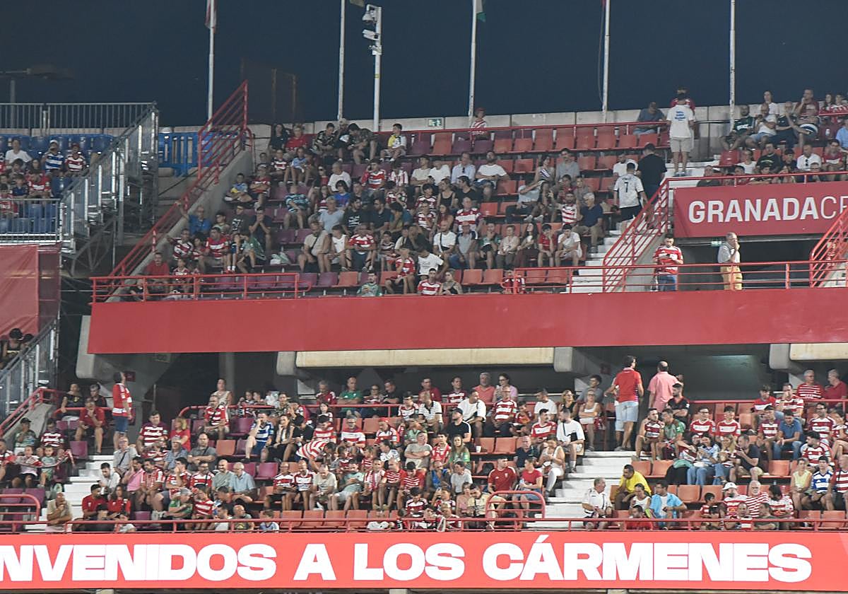 Público en un partido del Granada en Los Cármenes.