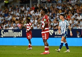 Mohamed Bouldini, durante un parón en el partido del Granada contra el Málaga.