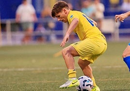 Serafín, del Huétor Tájar, en la jugada de su gol.