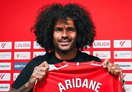 Aridane posando con la camiseta del Almería.