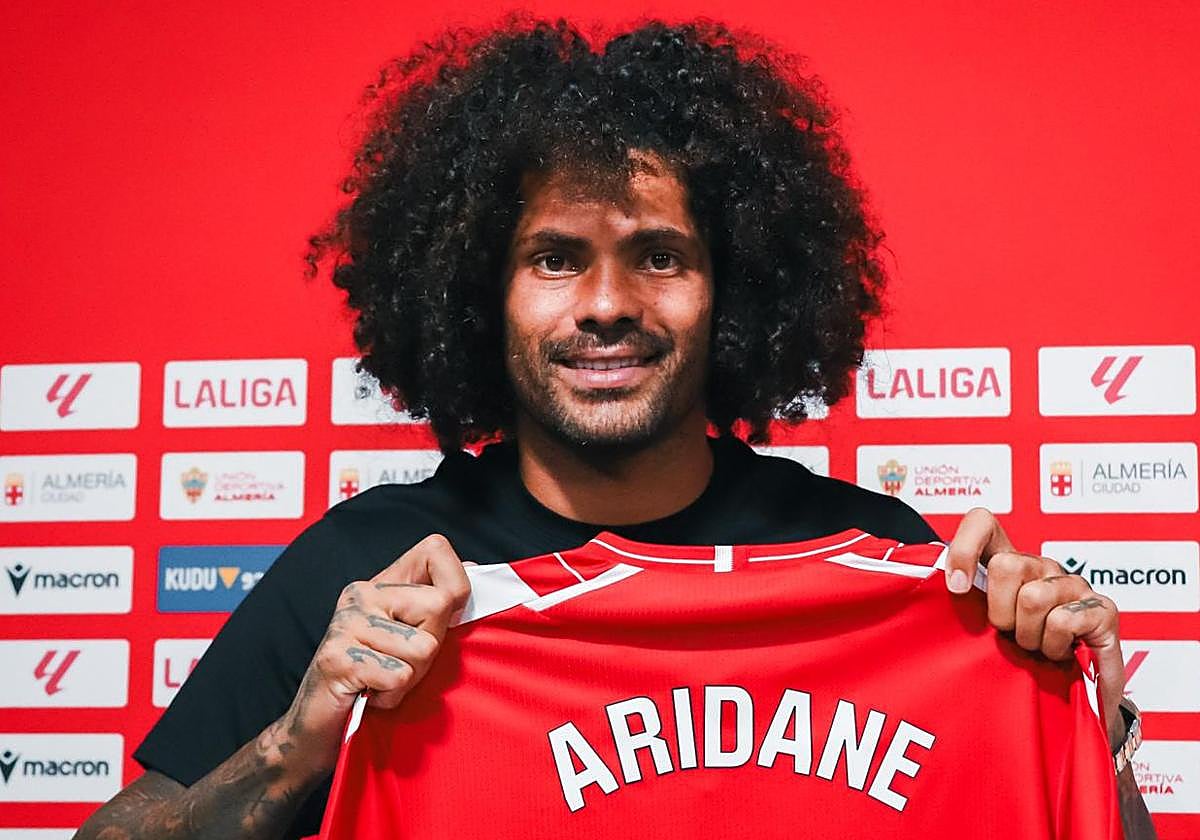 Aridane posando con la camiseta del Almería.
