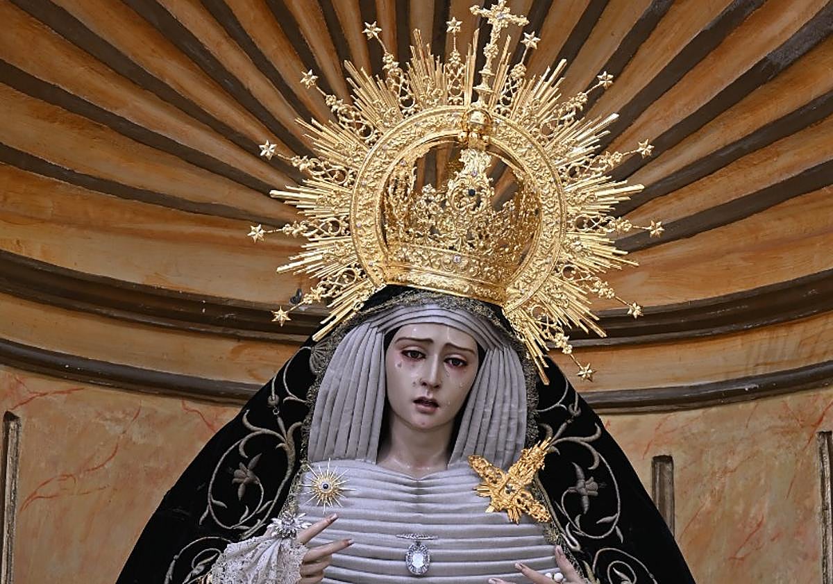 Imagen principal - María Santísima del Mayor Dolor ya luce ataviada para sus Cultos
