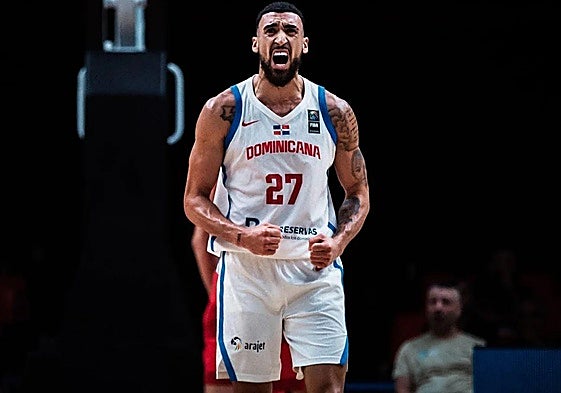 Chris Duarte festeja una canasta con la selección de la República Dominicana.