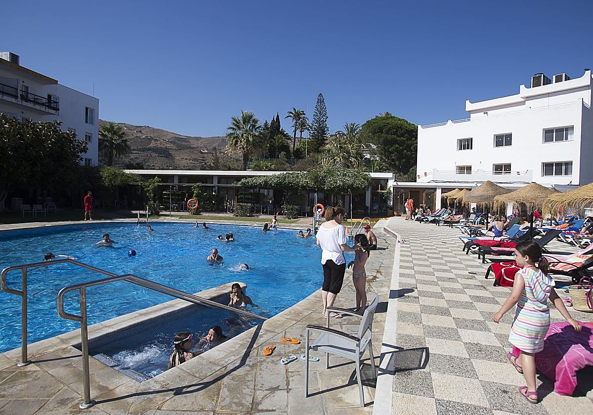 Fotografía de archivo de turistas en el Hotel Salobreña.