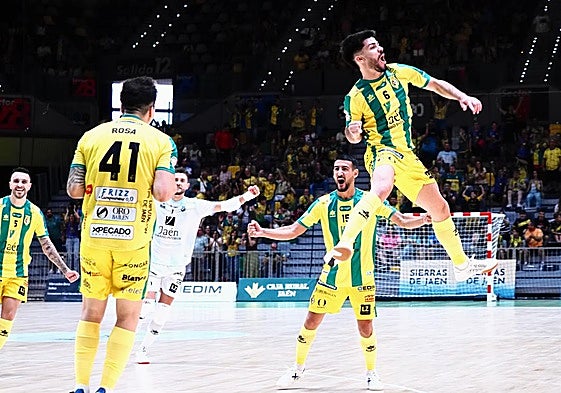 Los jugadores amarillos celebran un tanto en la primera jornada liguera.