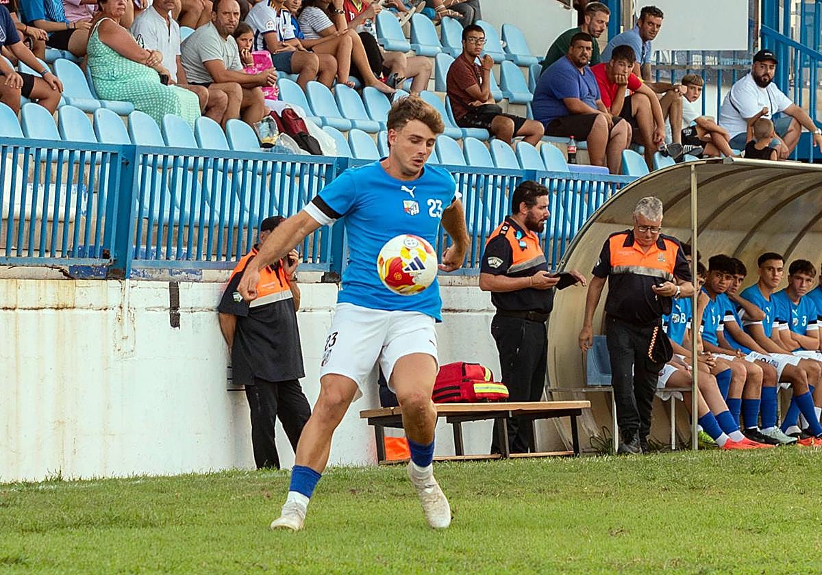 El malagueño Iván López (CF Motril) se hizo con la titularidad en la banda derecha.