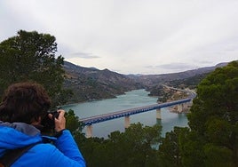 El profesor del Departamento de Geodinámica de la UGR, Jorge Pedro Galve, fotografiando el puente durante la investigación en 2019.