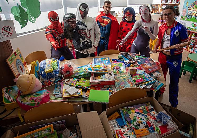 Los superhéroes preparando los regalos para los niños hospitalizados.