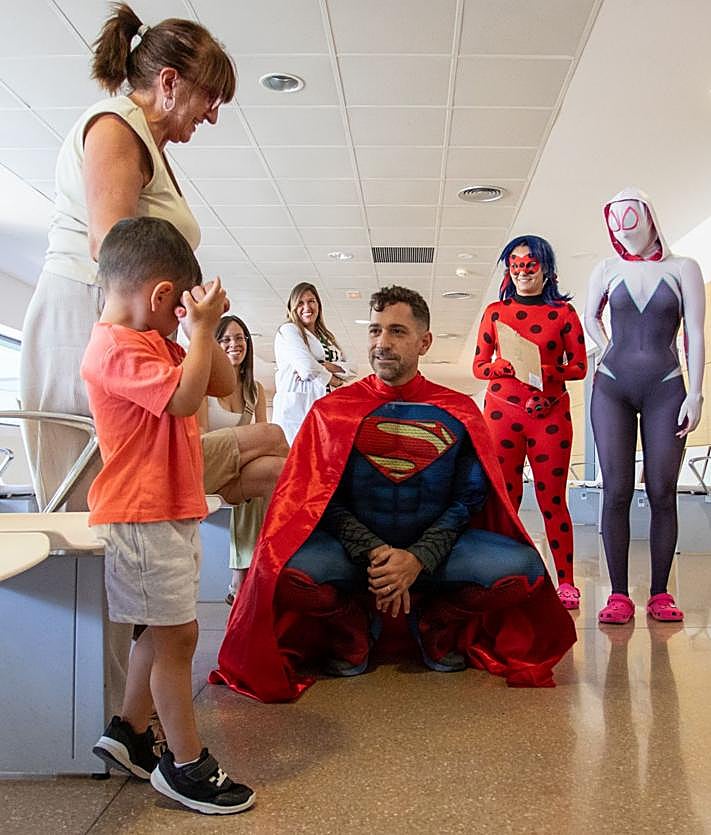 Imagen secundaria 2 - Los superhéroes recorrieron el hospital saludando a los niños.