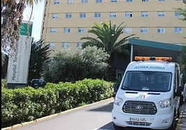 Muere el hombre herido en el incendio del hotel Sevilla de Almería.