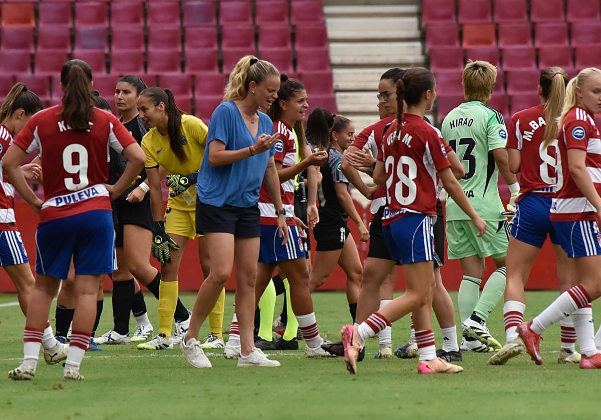 Irene Ferreras, entrenadora del Granada femenino, hace un comentario a sus jugadoras.