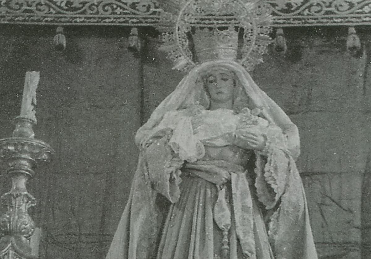 Triduo Cuaresmal de 1950, ocasión única que se sepa en la que las Maravillas portó también el manto a juego de este terno