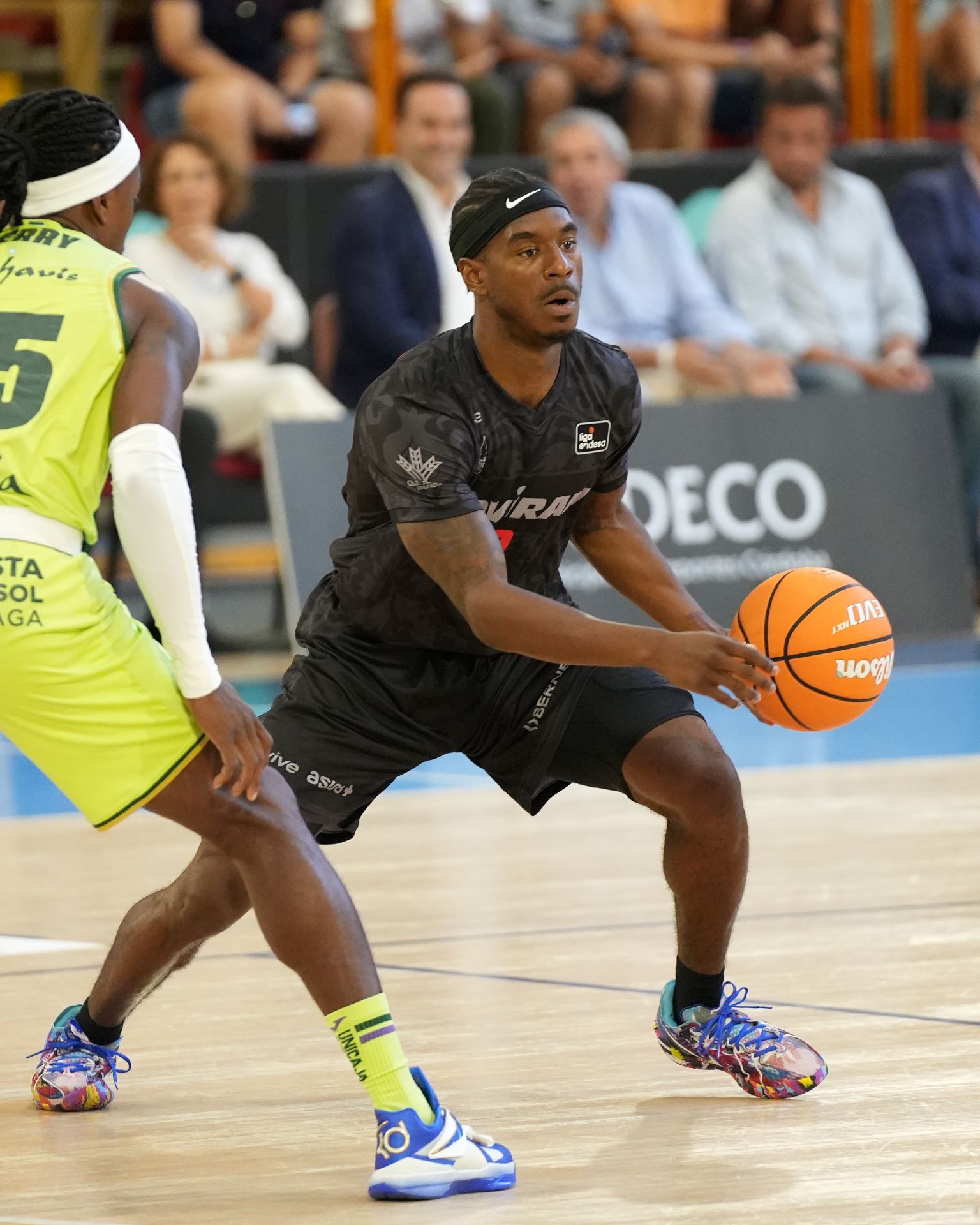 El Covirán se midió al Unicaja en disputa de la Copa de Andalucía en Córdoba, aquí Micah Speight bota ante Perry.