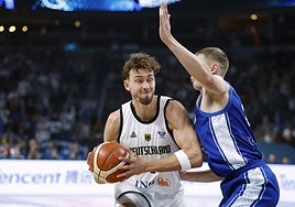 Elias Valtonen defiende a Wagner en la semifinal contra Alemania.