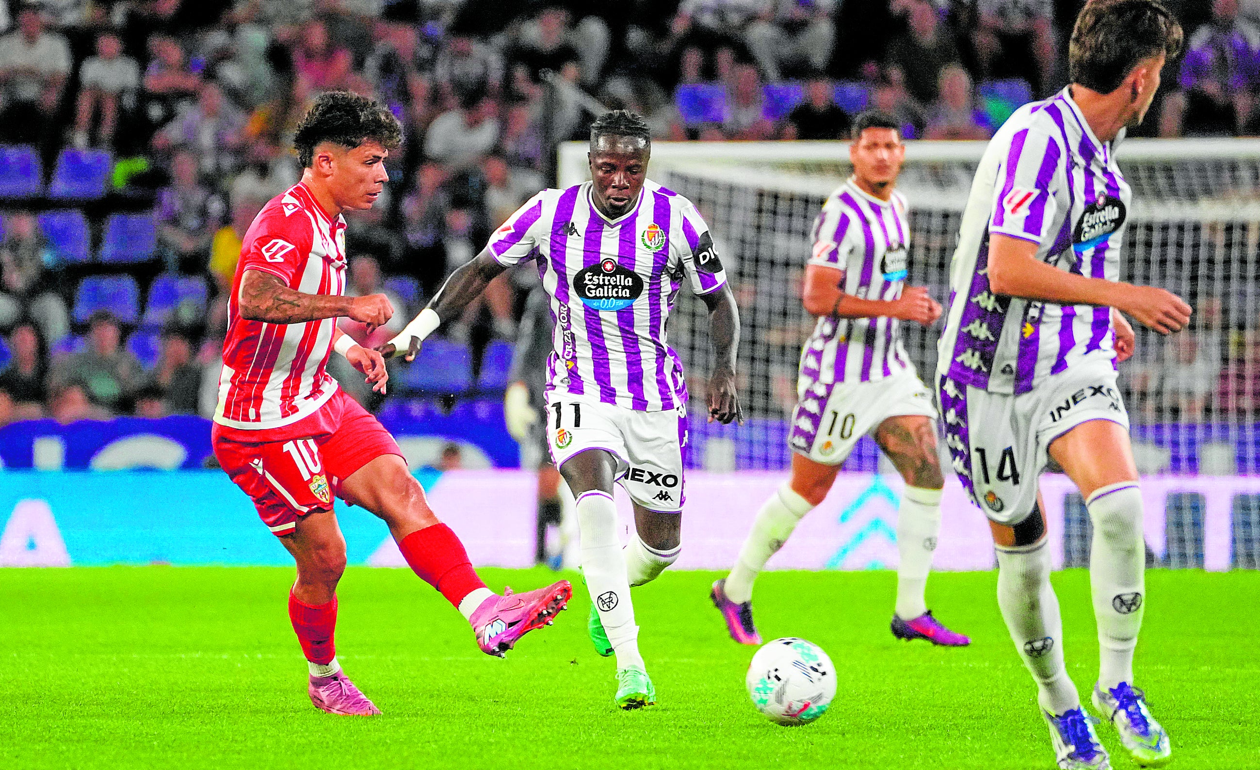 Nico Melamed, que conduce el balón perseguido por Amath Ndiaye, cuajó un excelente partido.