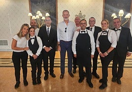 El Rey Felipe VI, junto a trabajadores del Hotel Ciudad de Úbeda.