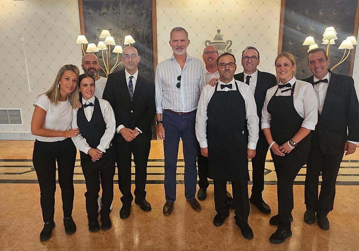 El Rey Felipe VI, junto a trabajadores del Hotel Ciudad de Úbeda.