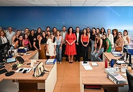 La alcaldesa, ayer, en su visita a las instalaciones de Atende.