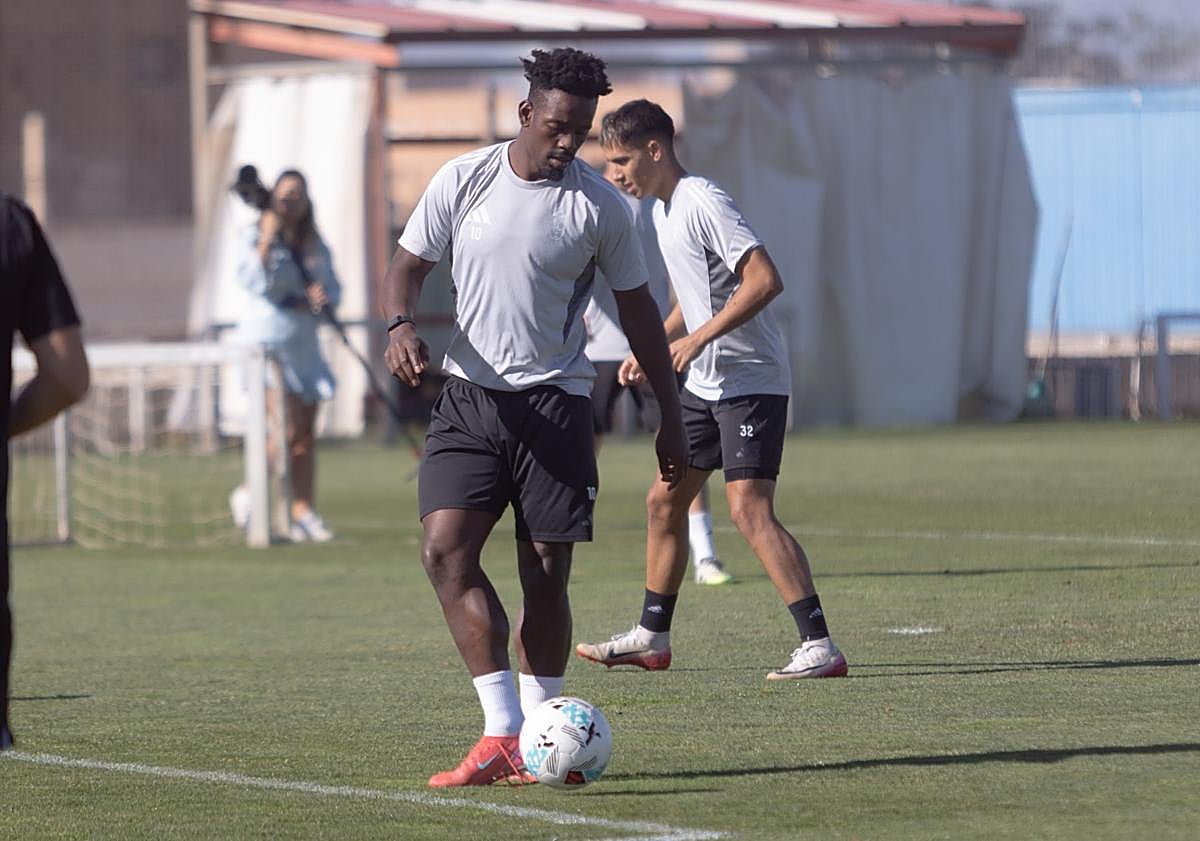 Imagen principal - Arriba, Bouldini. A la izquierda, Diallo. A la derecha, Samu Cortés. 