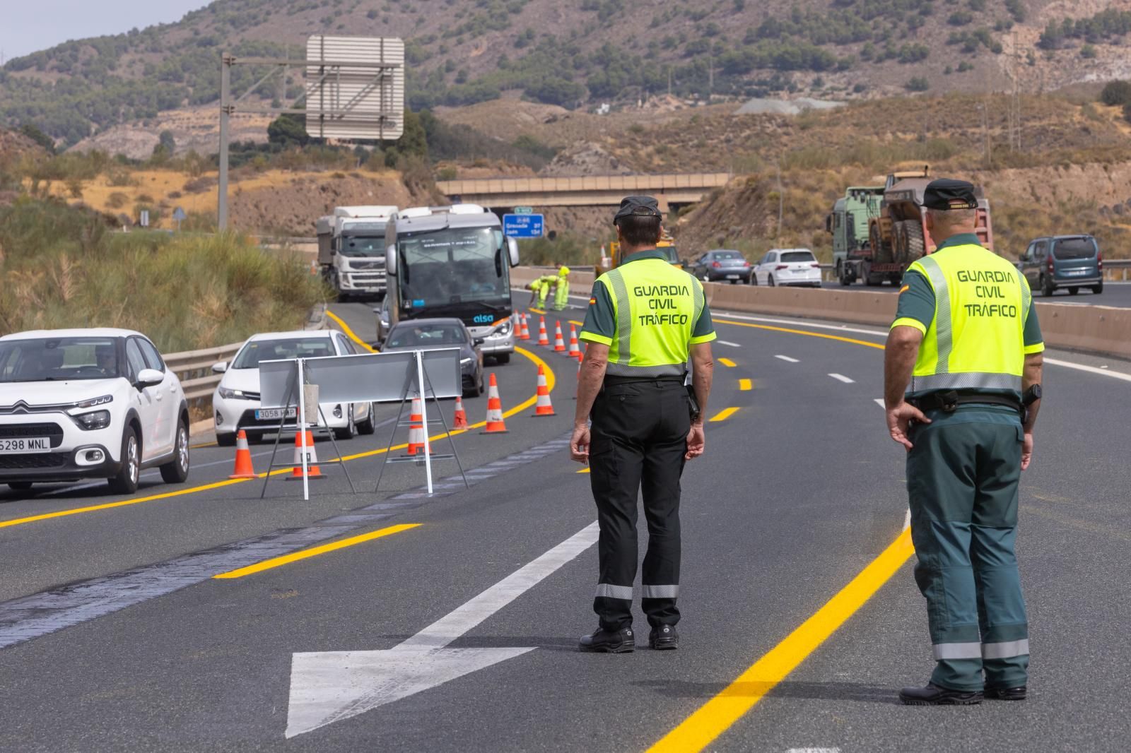 Tráfico desviado por la N-323 por el corte de la A-44 para reparar el viaducto, que se prolongará hasta el 19 de diciembre.