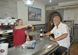 Andrés Castillo 'Pionono' despachando a un cliente en su centenario bar de Dúrcal.