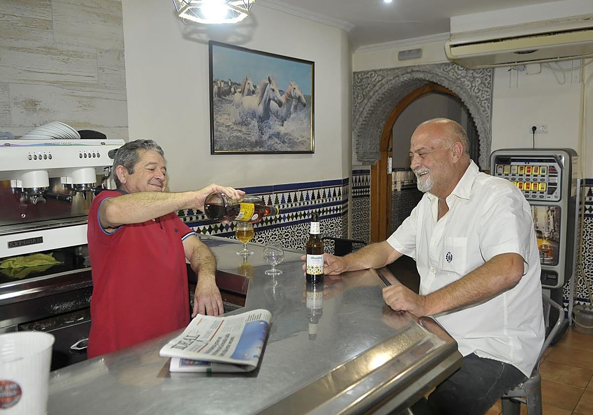 Andrés Castillo 'Pionono' despachando a un cliente en su centenario bar de Dúrcal.