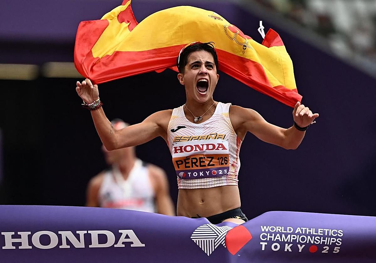 María Pérez celebra con una bandera de España su nuevo título mundial en los 35 kilómetros marcha.