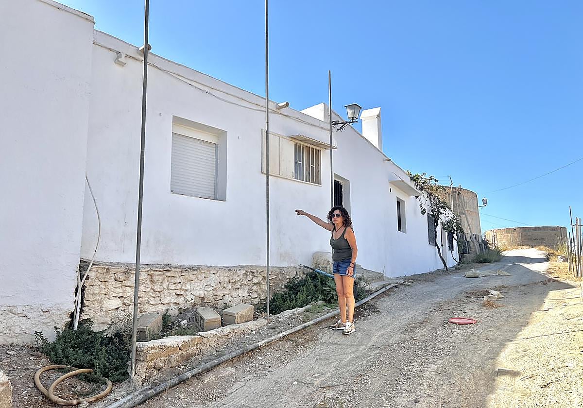 La hermana de Miguel Ángel señala la ventana de su habitación.