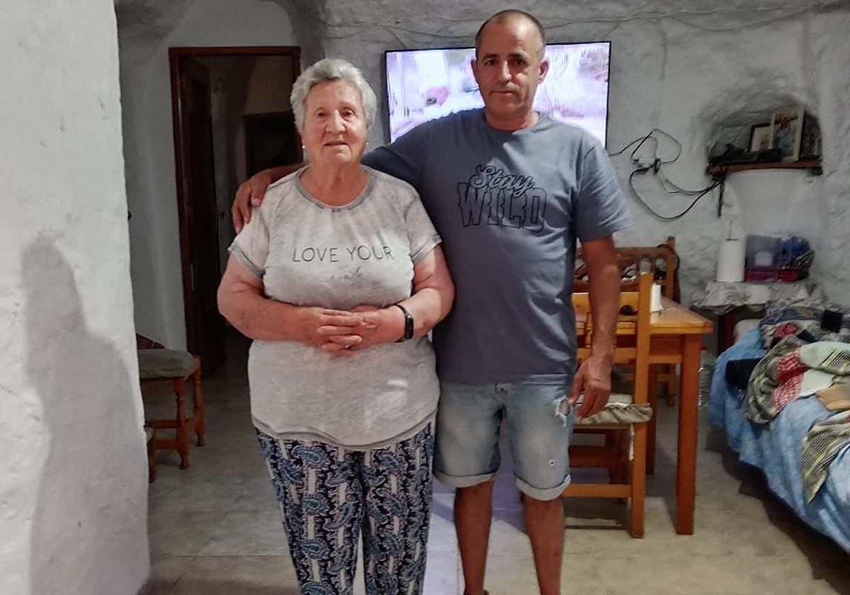 El padre de María Pérez, Luis, posa con su bisabuela María en la casa familiar.