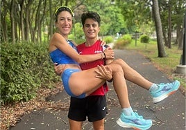 María Pérez levanta a su amiga y rival Antonella Palmisano durante un entrenamiento compartido.