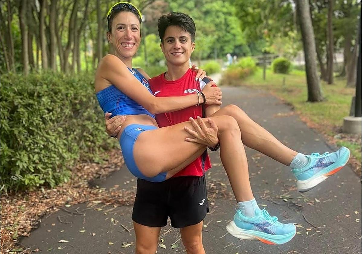 María Pérez levanta a su amiga y rival Antonella Palmisano durante un entrenamiento compartido.