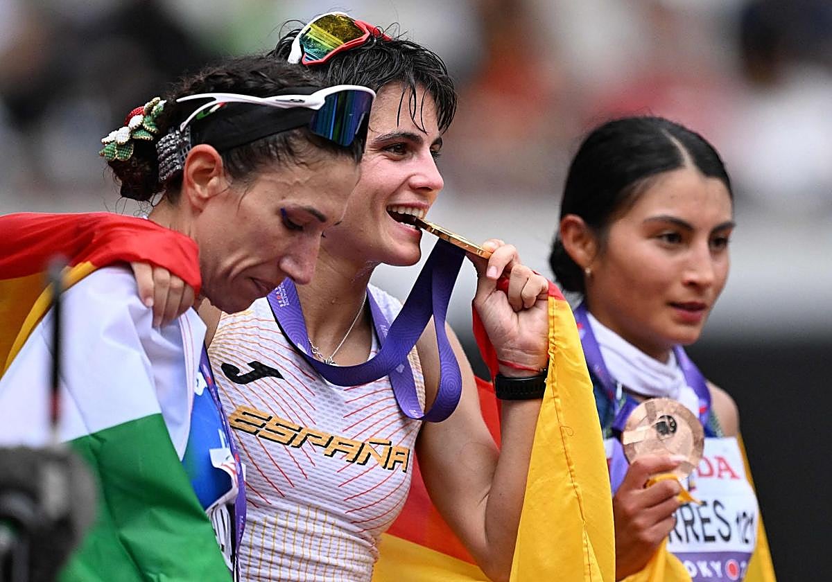 La granadina se convierte en la deportista con más medallas de oro en un campeonato global en toda la historia nacional.