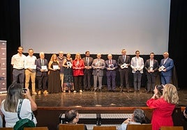 Los organizadores y los premiados en una foto de familia al final de la gala.