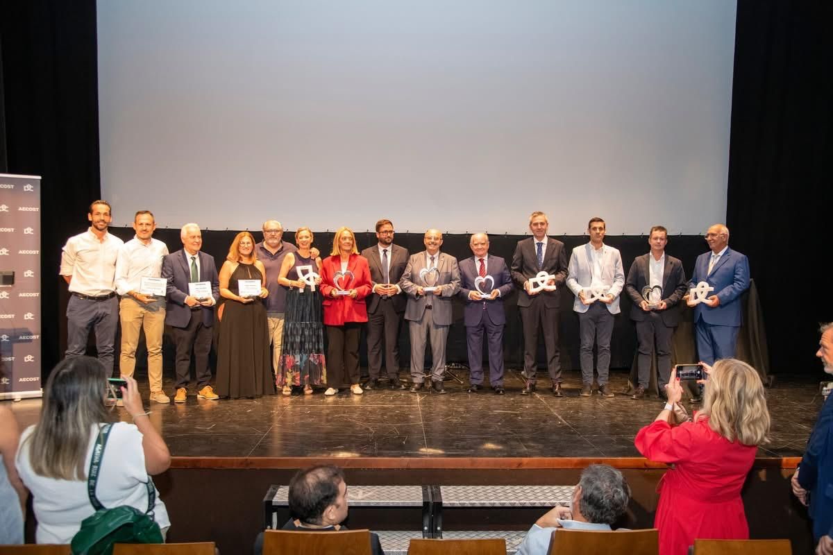 Los organizadores y los premiados en una foto de familia al final de la gala.