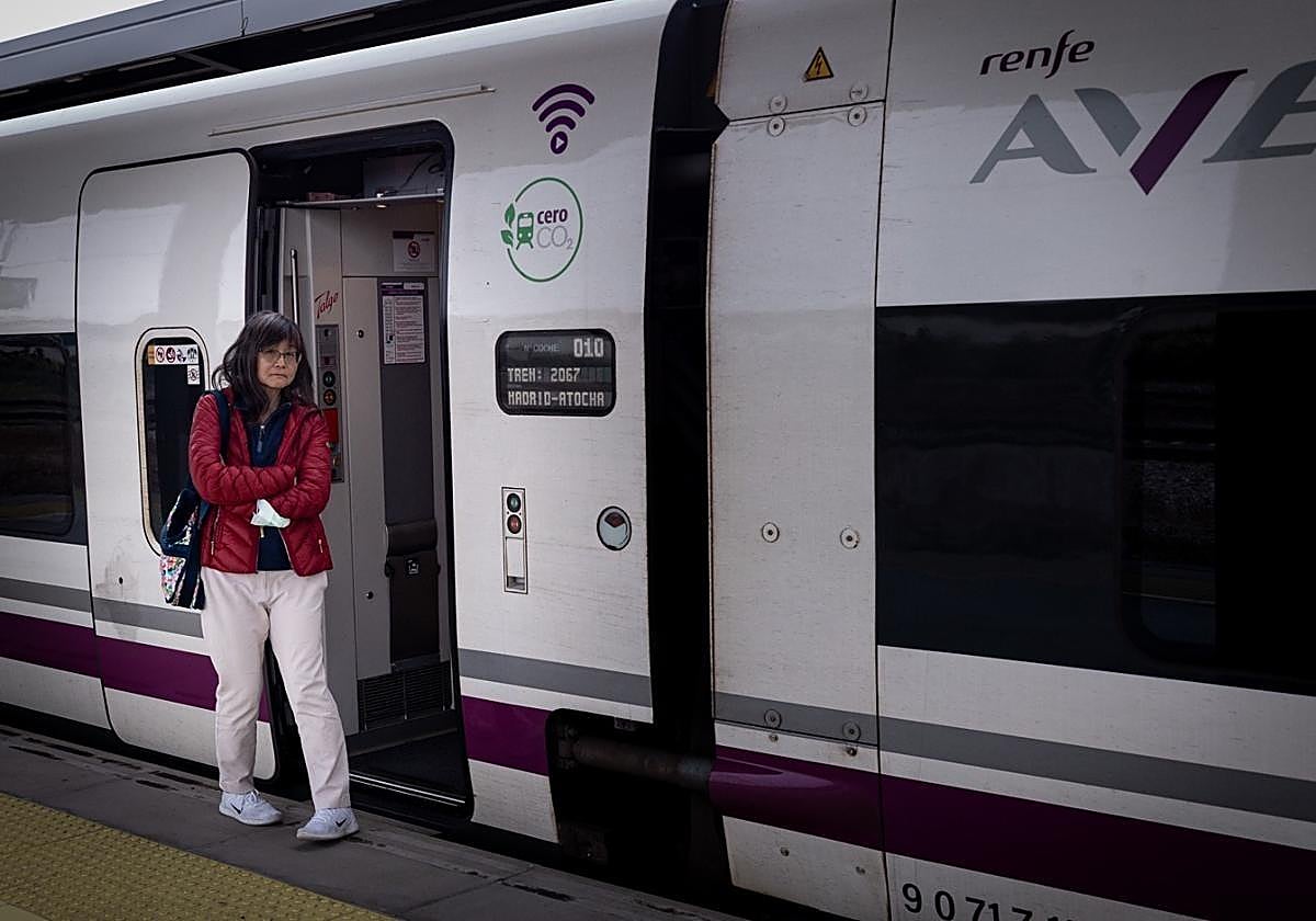 Retraso en el AVE de primera hora a Madrid.