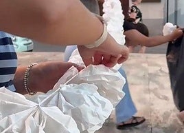 Miembros de la Aurora ultiman los preparativos del rosario.